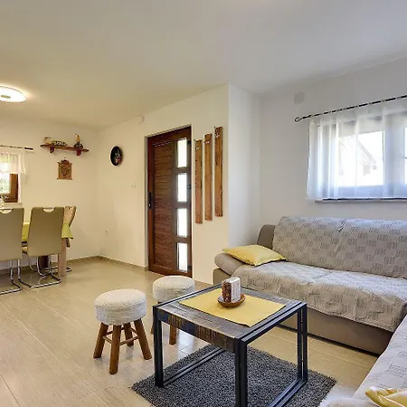 Mit Badminton- Und Minifussballplatz 펜션 풀라