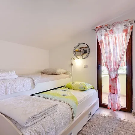 Mit Badminton- Und Minifussballplatz