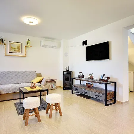 Mit Badminton- Und Minifussballplatz *