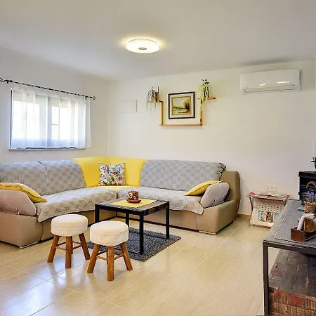 Mit Badminton- Und Minifussballplatz Casa de Férias Pula