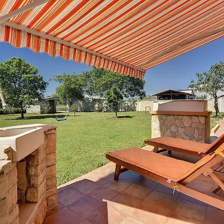 Mit Badminton- Und Minifussballplatz 펜션