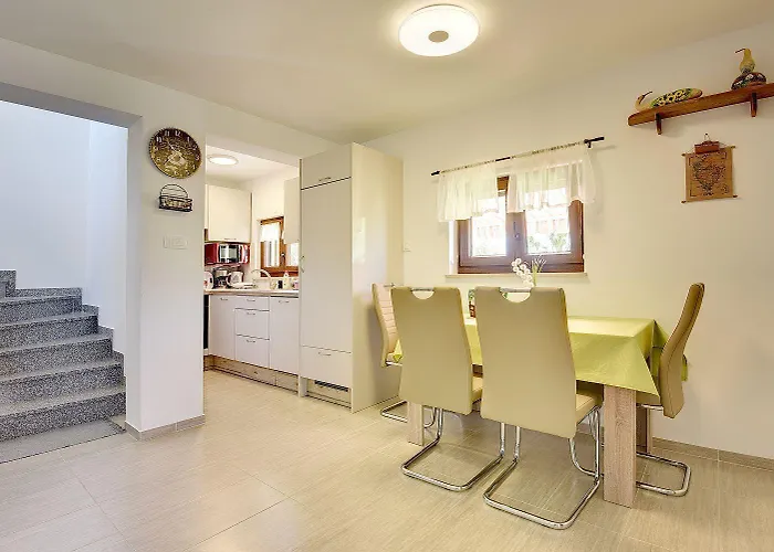 Casa vacanze Mit Badminton- Und Minifussballplatz Pola
