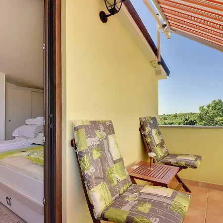 Vakantiehuis Mit Badminton- Und Minifussballplatz Pula