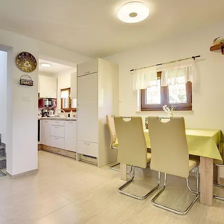 Feriehus Mit Badminton- Und Minifussballplatz Pula