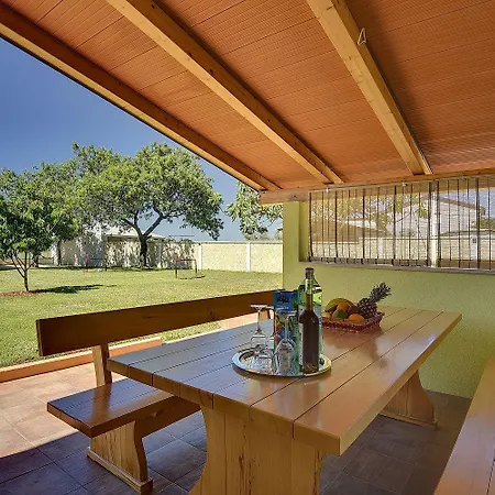 Feriehus Mit Badminton- Und Minifussballplatz