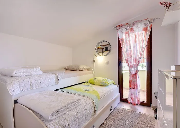 Mit Badminton- Und Minifussballplatz