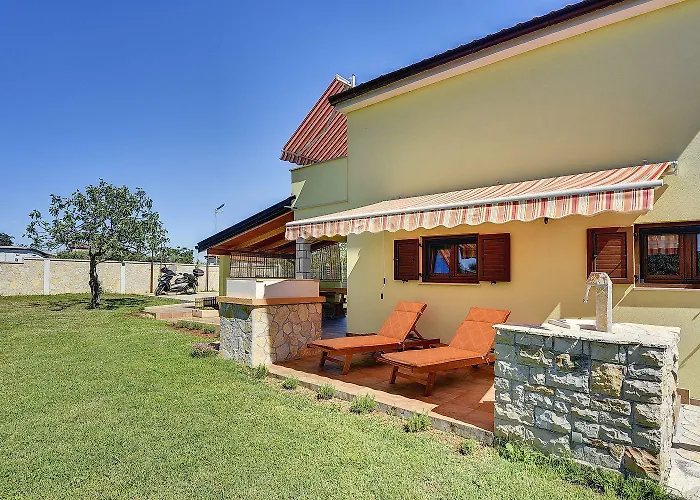 Mit Badminton- Und Minifussballplatz Pula