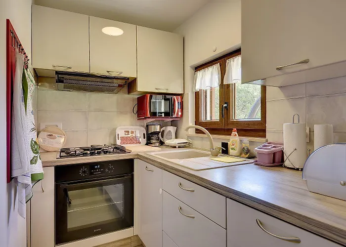 Mit Badminton- Und Minifussballplatz * Pula