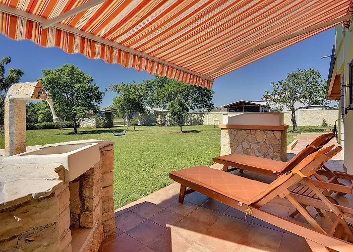 Mit Badminton- Und Minifussballplatz Vakantiehuis