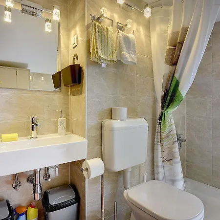 Mit Badminton- Und Minifussballplatz Semesterbostad Pula