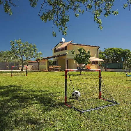 Mit Badminton- Und Minifussballplatz Pula