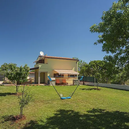 Mit Badminton- Und Minifussballplatz Semesterbostad Pula