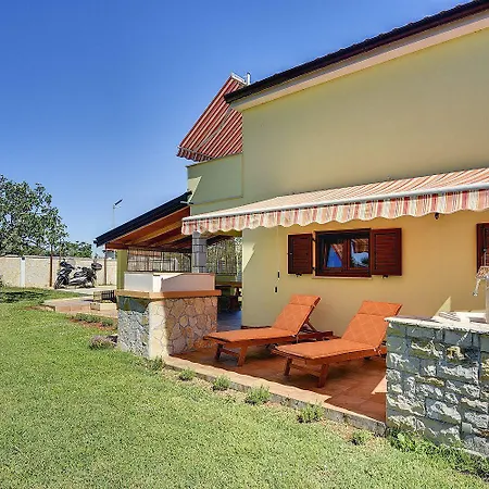 Mit Badminton- Und Minifussballplatz Pula