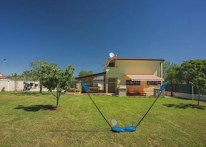 Hébergement de vacances Mit Badminton- Und Minifussballplatz