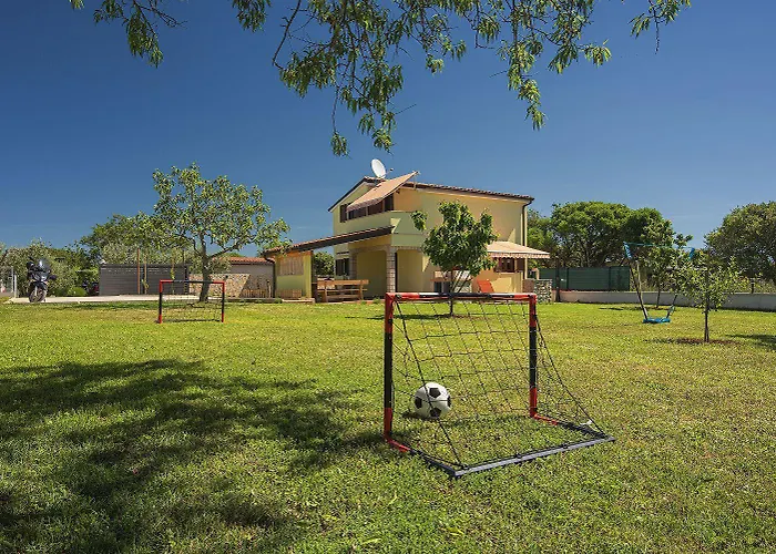 Mit Badminton- Und Minifussballplatz Pula